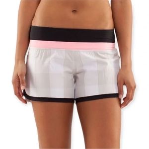 Lululemon Groovy Run Short in Gros Gingham Dune & Bleached Coral